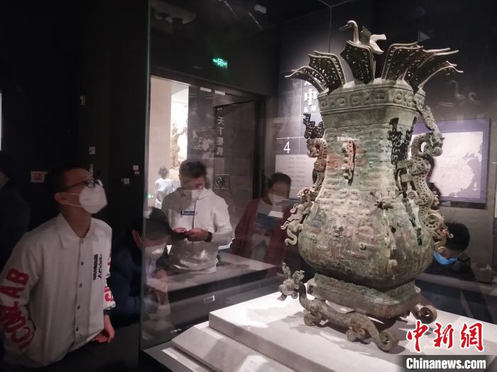 《唐宫夜宴》带“火”文物 游客争相打卡河南博物院