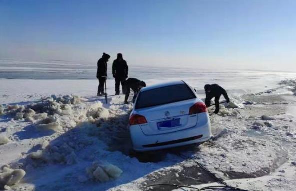5名游客深夜被困呼伦湖 内蒙古警方-30℃紧急救援