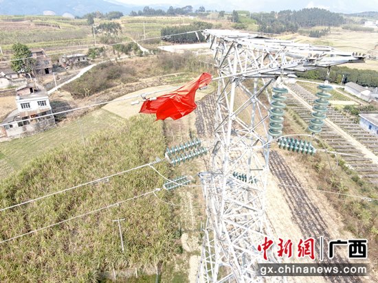 南方电网柳城供电局运用“激光神器”消除供电线路隐患