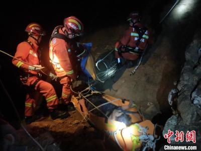 广西南宁3游客溶洞探险被困 消防紧急施救
