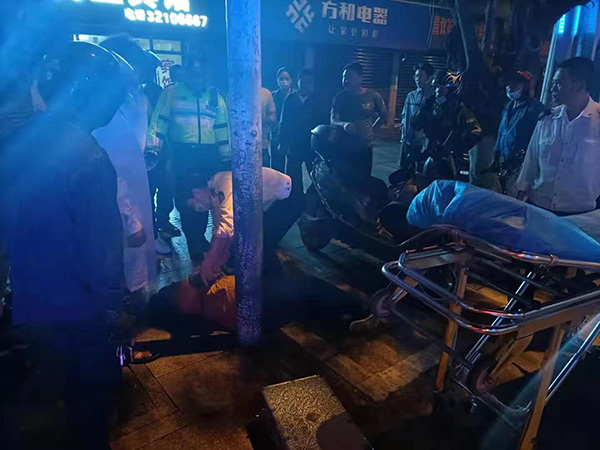 女子酒后路边昏睡 海南昌江警方联合医院及时救助
