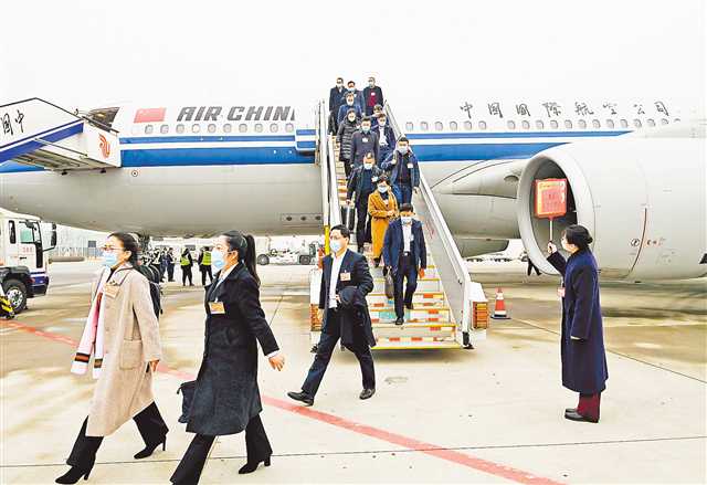 重庆出席全国两会的代表委员抵京