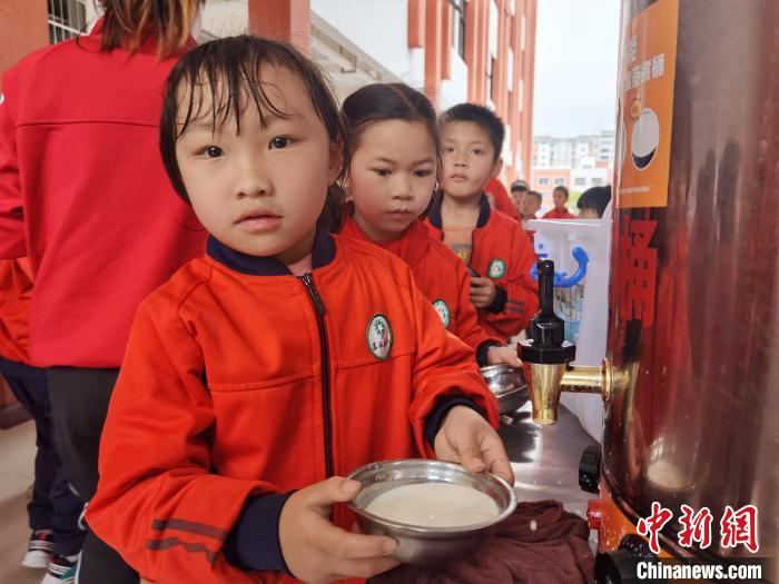 探访贵州省一顿农村学生营养午餐的诞生