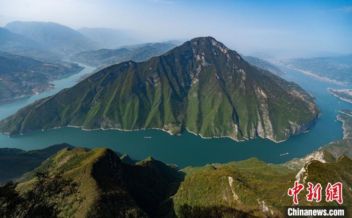 海外華媒登臨三峽之巔 領略