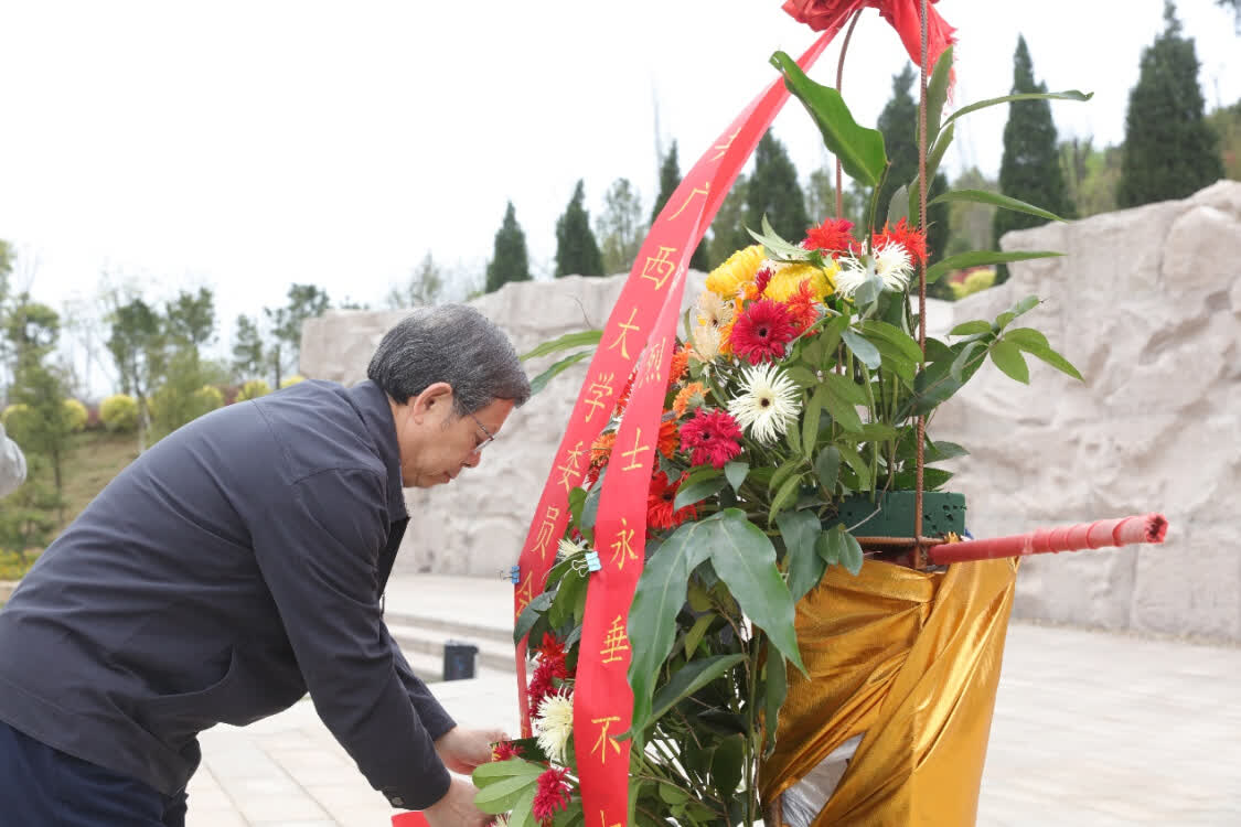 广西大学党委理论学习中心组赴桂林开展党史学习教育