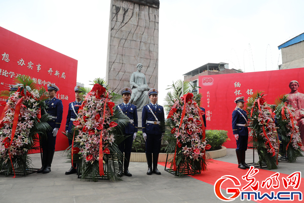 16米高的棗紅色紀念碑巍然聳立,在重慶