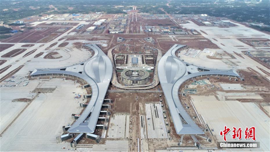 成都天府国际机场航站楼竣工验收 上演“烟花秀”