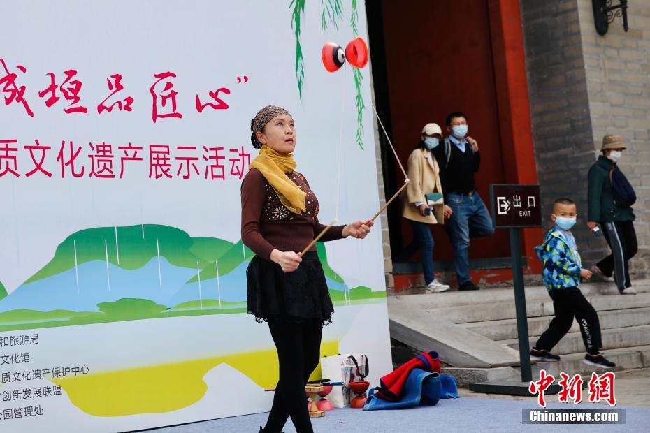 北京：非物质文化遗产展示活动吸引游客