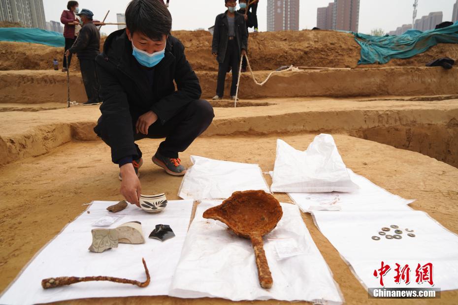 郑州考古发现四处墓葬 曾遭盗扰