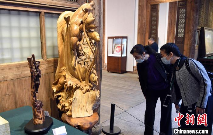 福建举办“非遗”寿山石雕、软木画和象园木雕精品展