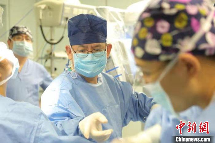 中国专家成功探索单孔机器人肺癌手术 切口更少、更精准