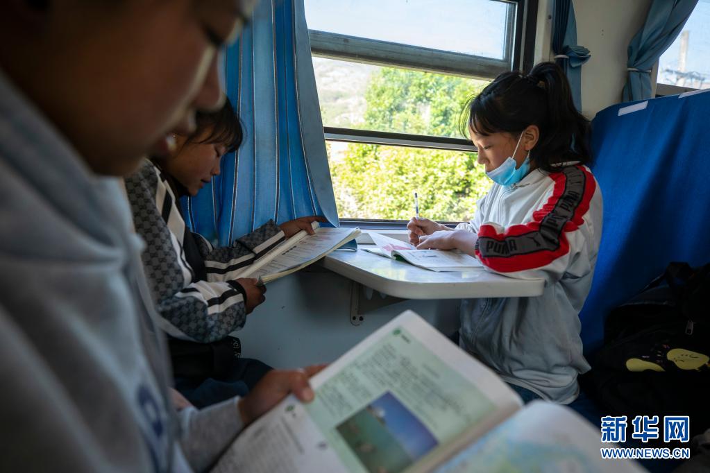 大凉山“慢火车”上的求学路