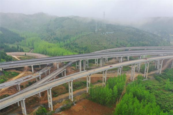 贵州铜仁：旅游高速公路建设忙