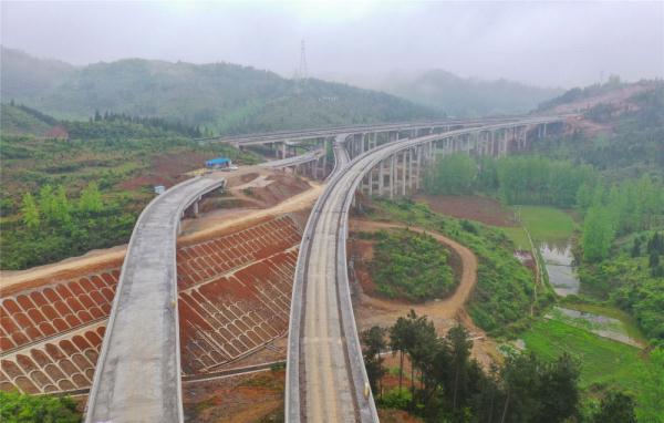 贵州铜仁：旅游高速公路建设忙