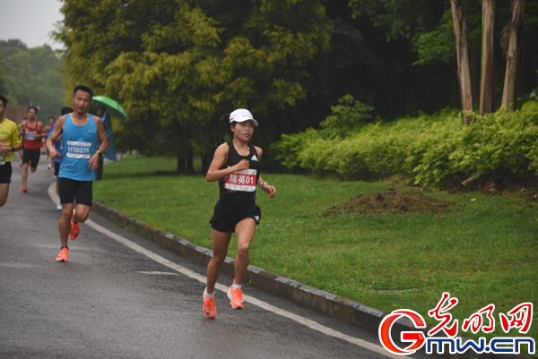 2021重庆长寿湖半程马拉松赛开跑 男女冠军双双破纪录
