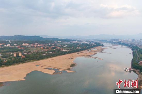 赣江上游遭遇持续干旱天气 大片河床裸露