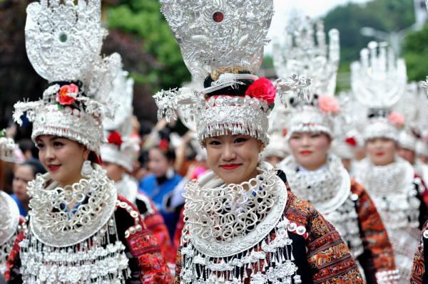 贵州台江：苗族同胞盛装巡游欢度姊妹节