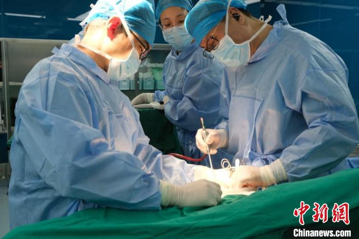 上海专家成功实施高难度、高风险“双袖式”手术 肺癌患者获救