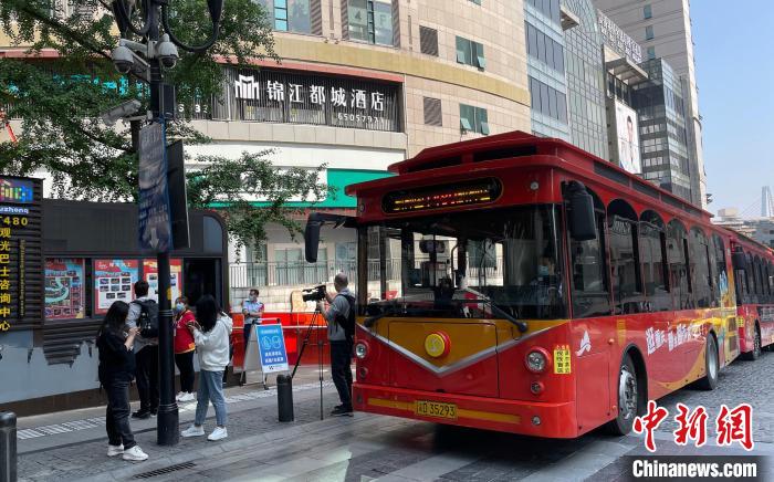 重庆观光巴士串起网红打卡点 带你漫游“8D魔幻城市”
