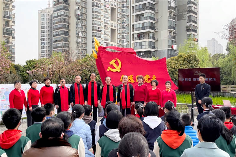 2021年3月23日，武汉市百步亭社区开展“学党史、感党恩、跟党走”主题活动，社区党员、群众通过唱红色革命歌曲、看漫画、讲故事、云打卡等形式，回顾党的伟大历程和辉煌成就。