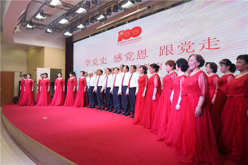 武汉市百步亭社区30余位社区志愿者合唱《唱支山歌给党听》。