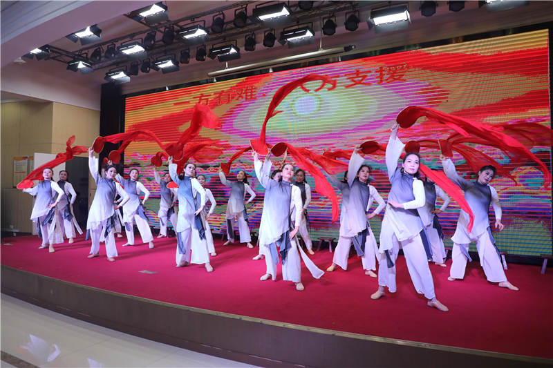 在武汉市百步亭社区“学党史 感党恩 跟党走”主题教育活动中，百步亭社区文化志愿者们带来自编自导的抗疫主题舞蹈《武汉人》.。