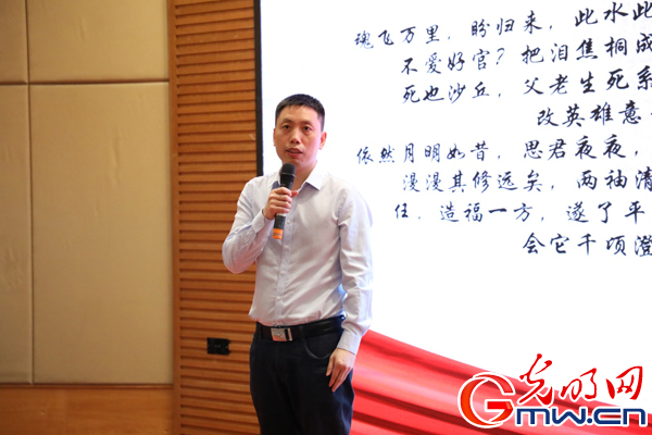 重庆工商大学第五季中国诗词英文译读大会举行