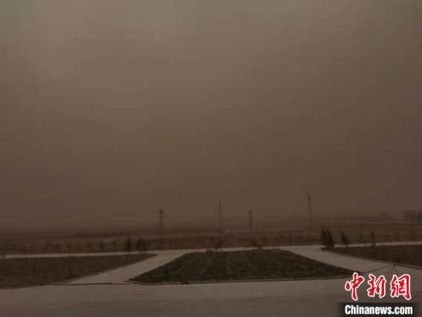 内蒙古再遭沙尘袭击 民众：隔着玻璃感受冷风嗖嗖