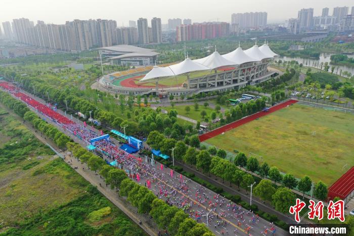 2021湖北·长江超级半程马拉松鸣枪开跑