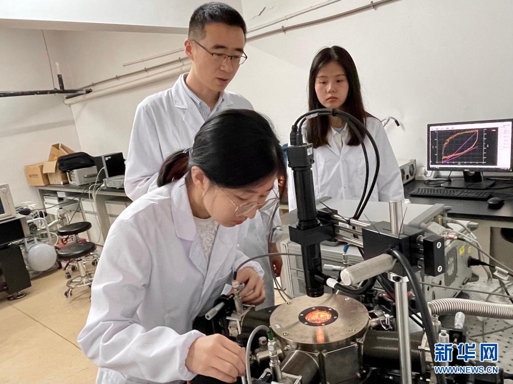 湖南大学展示纳米尺寸垂直晶体管原型器件