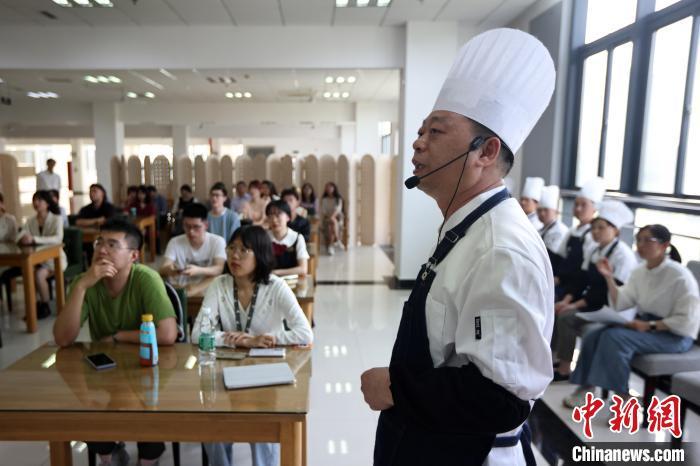 将劳动教育融入“第二课堂” 南京高校在食堂开设厨艺课