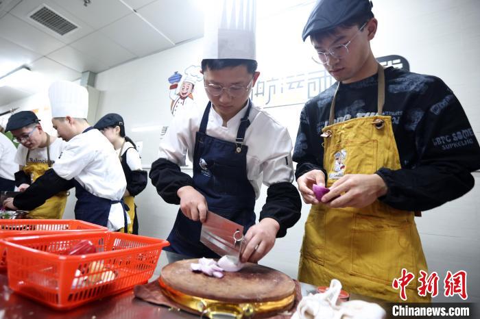 将劳动教育融入“第二课堂” 南京高校在食堂开设厨艺课