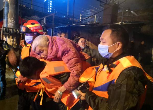 贵州贵阳遭暴雨冰雹袭击 消防搜救转移群众212人