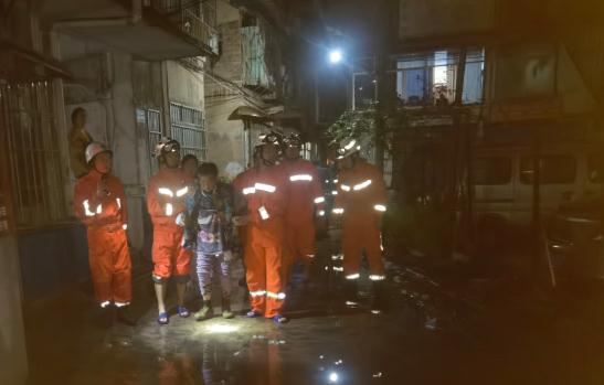 贵州贵阳遭暴雨冰雹袭击 消防搜救转移群众212人