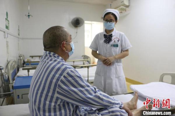 广西女护士两次赴柬援助 为白内障患者送光明