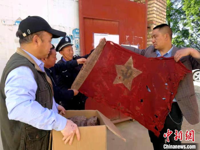 湖北房县：村民将珍藏的红军军旗捐给当地学校
