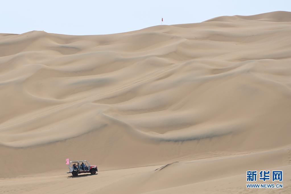 新疆：沙漠旅游渐热