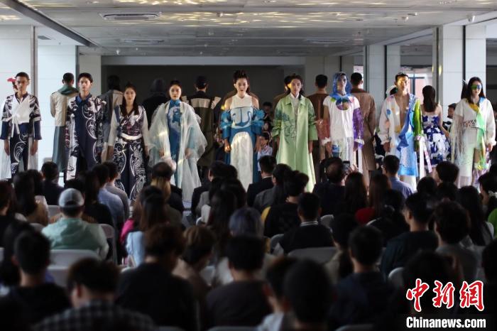 南京传媒学院上演毕业时装秀为青春“添彩”