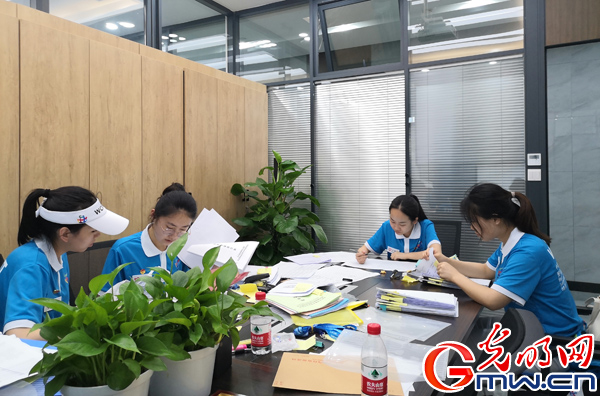 懂外语、会急救 重庆工商大学外国语学院50名志愿者服务西洽会