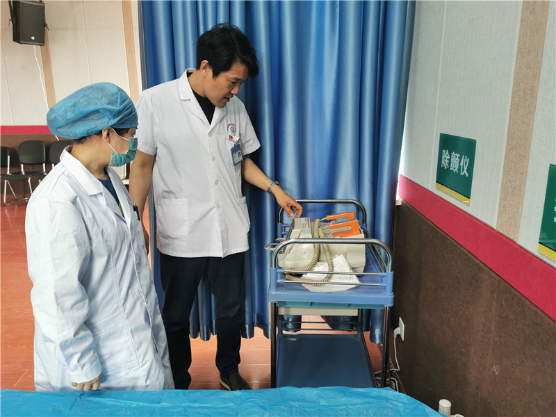 江苏苏州阳澄湖人民医院对接种点急救设备进行督导检查