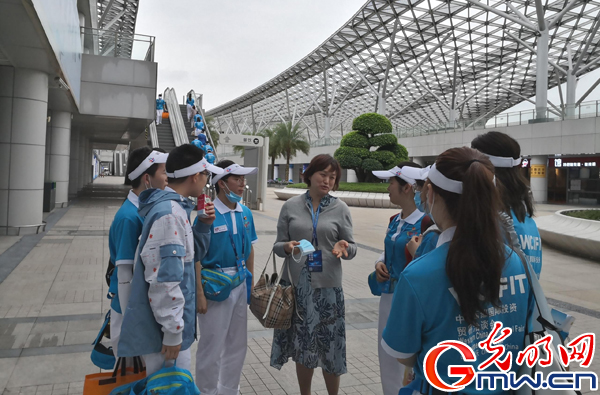 重庆工商大学外国语学院学子圆满完成西洽会志愿者服务