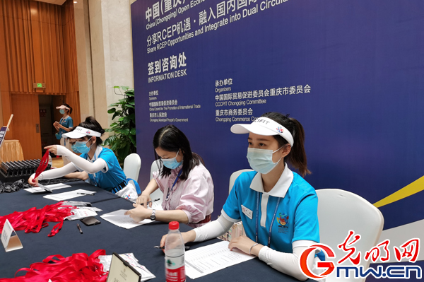 重庆工商大学外国语学院学子圆满完成西洽会志愿者服务