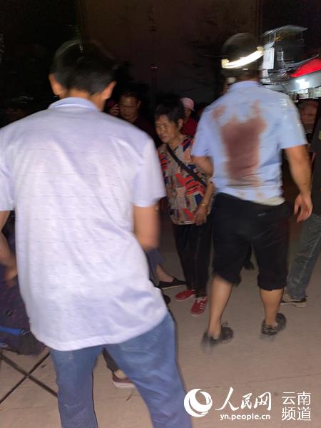 地震救援现场 这位民警穿着“血衣”跑了一夜