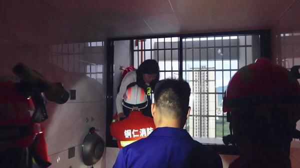 昨天，贵州一女子被困24楼，救下时却笑了！
