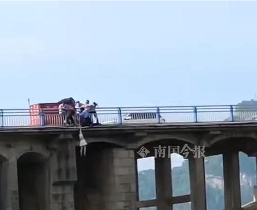 广西女子悬吊在大桥护栏外，紧急关头......