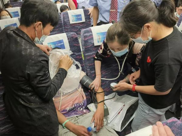 紧急！15岁男孩在列车上突然呼吸急促、四肢僵硬 一下来了6名上海医生