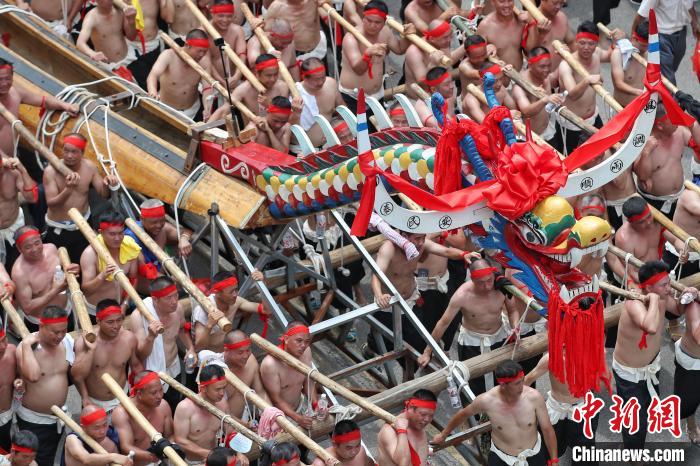 98.8米木龙舟在贵州施秉下水