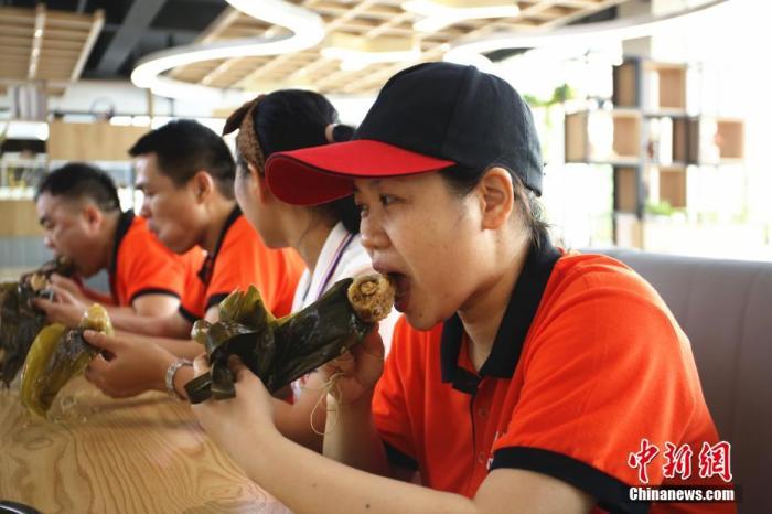 螺蛳粉包进粽子里 中国传统节日美食不断跨界出新