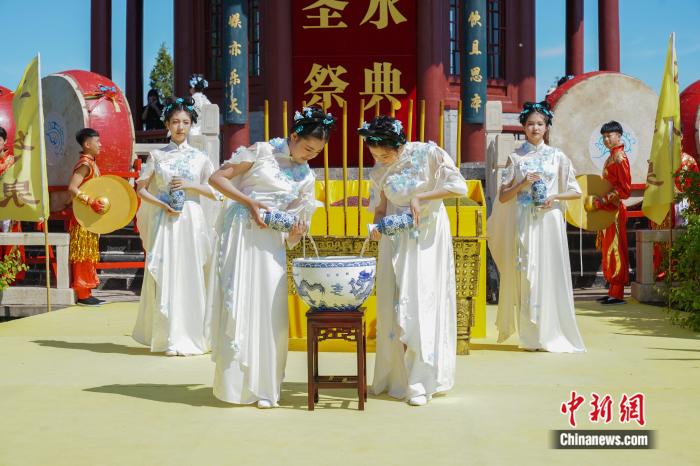 五大连池火山圣水节开幕 荟萃中国北方多民族文化