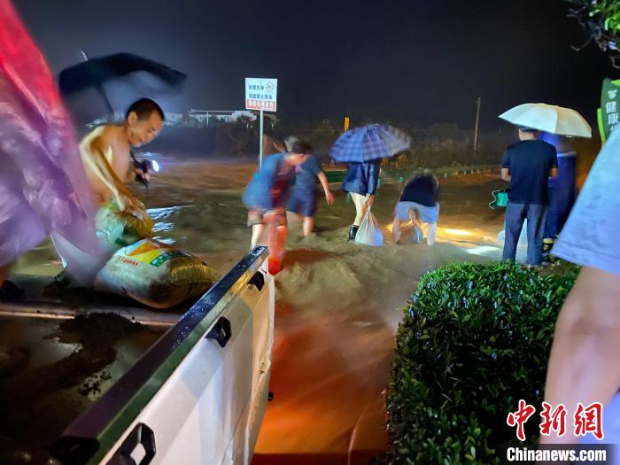 湖北夷陵遭暴雨袭击 警方转移疏散百余群众